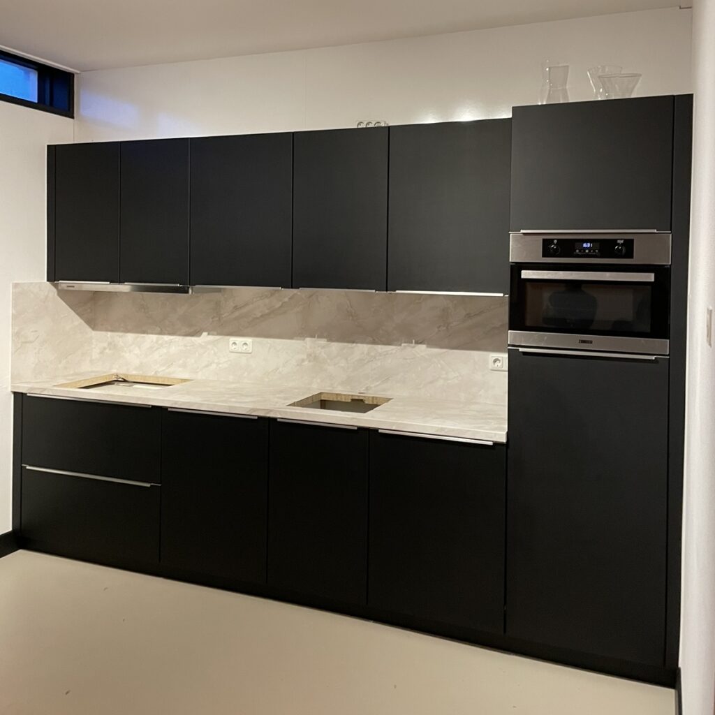 zwart, beige marmer, keuken, wrap, renovatie, keukenwrap, friesland